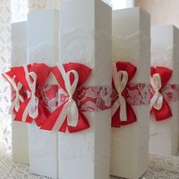 Приглашение на свадьбу в виде коробочки со свитком внутри. Коробочка деворирована кружевом, красным и бежевым бантом. 

Цена: 150 руб./шт.