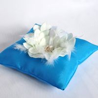 Голубая подушечка для колец с цветком