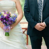 Жених и невесты с букетом в сиреневых тонах из тюльпанов, фрезий и фиалок