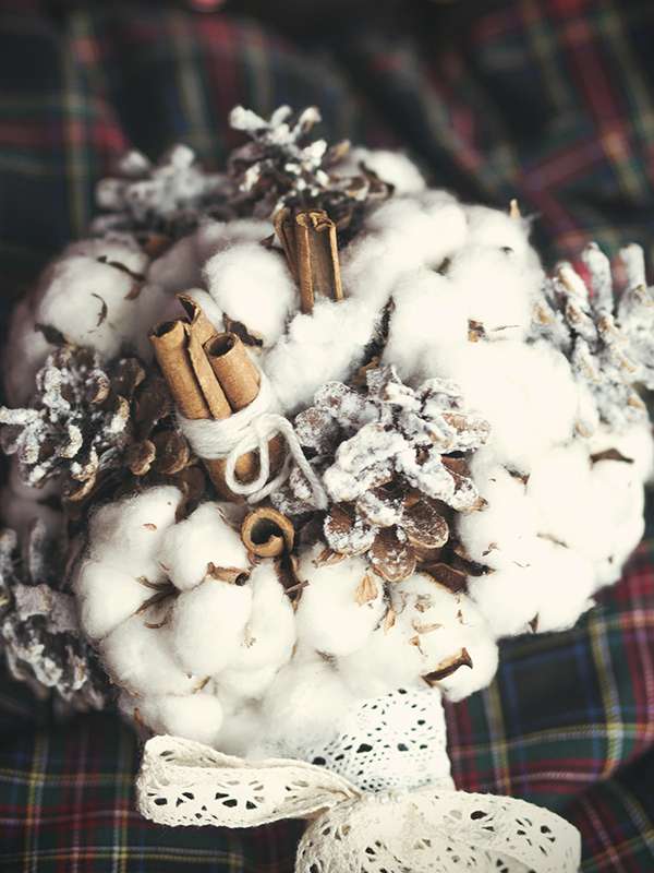 Зимний букет невесты из белого пушистого хлопка, коричневых сосновых шишек и коричневых палочек корицы, завязанный белой - фото 894481 Мастерская флористики и декора Лианы Полянской