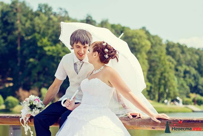 Молодожены под свадебным зонтом - фото 130823 Фотограф Владимир Будков