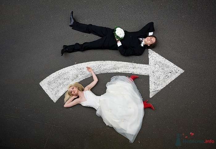 Жених и невеста лежат на земле, где нарисованна белая стрелка  - фото 55128 Bedrikova Studio - свадебное агентство