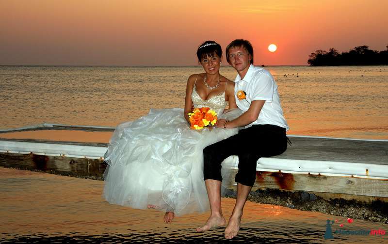 Жених и невеста сидят, прислонившись друг к другу, на морском берегу - фото 97781 trashprincess