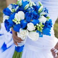Букет невесты из белых роз и голубых ирисов
