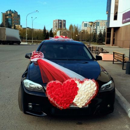 Свадебные украшения на машину напрокат в красно-кремовом цвете