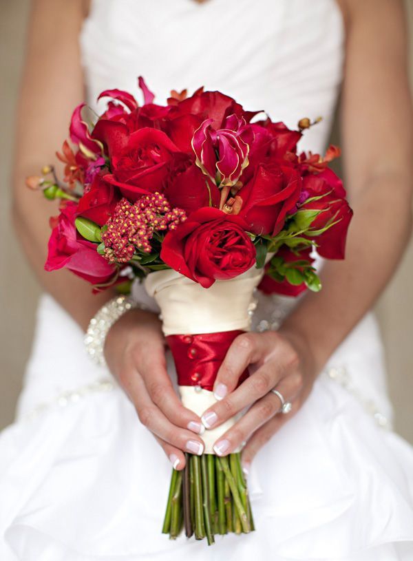 Pin by Elisa Saari on Hääkukat Small wedding bouquets, Red bouquet wedding, Flow