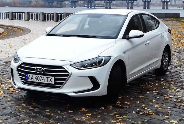 167 Hyundai Elantra 2018 белая аренда, 5 ч.