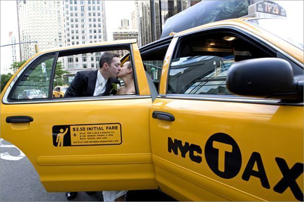 Ford Crown Victoria NYC Taxi. Такси Америки фото 1991 года. 50/50 Такси аренда. Призывающая реклама такси аренда.