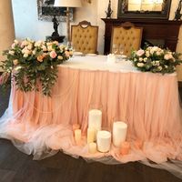 Стол молодых в персиковых тонах с декором из живой флористики