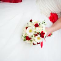 Букет невесты из белых гербер и красных роз