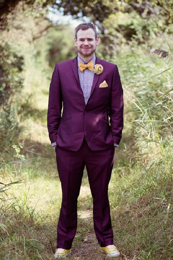 Фиолетовый мужской цвет. Фиолетовый костюм мужской. Свадебный костюм мужской фиолетовый. Мужской свадебный образ. Бордовый костюм.