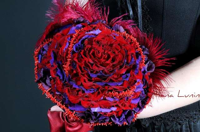 Букет невесты гламелия из лепестков красных роз и фиолетовых эустом, декорированный красными перьями и бусами из мелких ракушек  - фото 596498 "Имидж" - оформление свадьбы