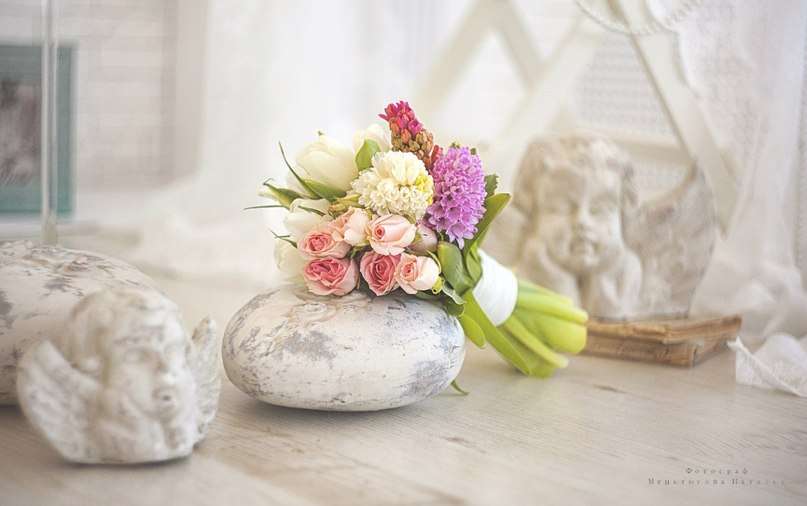 Весенний букет невесты из розовых роз, белых тюльпанов, сиреневых, белых и розовых гиацинтов, завязанный белой атласной лентой  - фото 1195417 Юлия Рыбалка - флорист