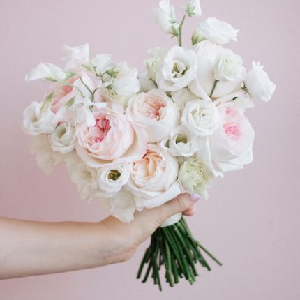 Букет невесты в розово-болой гамме с пионовидной розой Кейра и латирусом