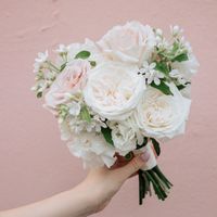 Букет невесты из роз и оксипеталума