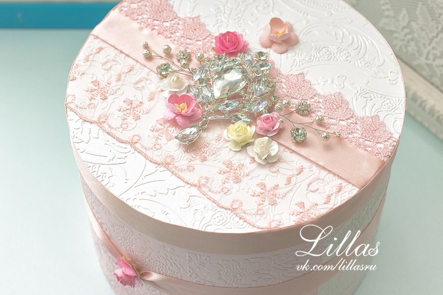Свадебная розовая казна с цветами круглой формы от Lillas - фото 19159938 Lillas - мастерская аксессуаров и украшений
