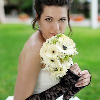 Образ невесты в бело-черном цвете с букетом невесты из гербер