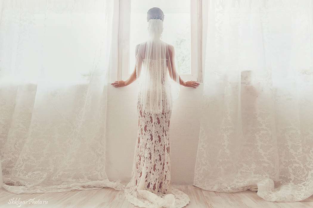 Невеста в прямом платье из гипюра со шлейфом, без бретелей  - фото 2516087 Фотограф Елена Шкляр