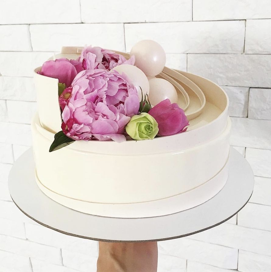 Торт свадебный с шоколадным декором и цветами - фото 19415110 "Мука" - торты