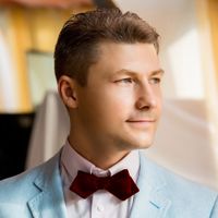 Ведущий и певец Алексей Дмитриев