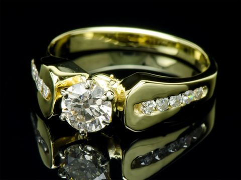 Золотое кольцо с бриллиантами 0.60 карат