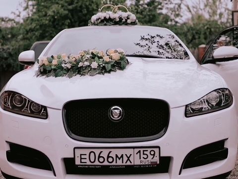 Белый Jaguar XF в свадебном украшении 77 @auto-na-prokat.ru