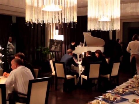 Пианист на встречу гостей